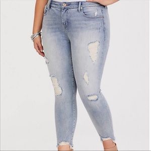 TORRID HIGH RISE LIGHT WASH DISTRESSED JEANS